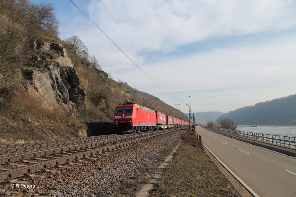 185 138-5 mit gedecktem G�terzug bei Kaub. 05.03.13