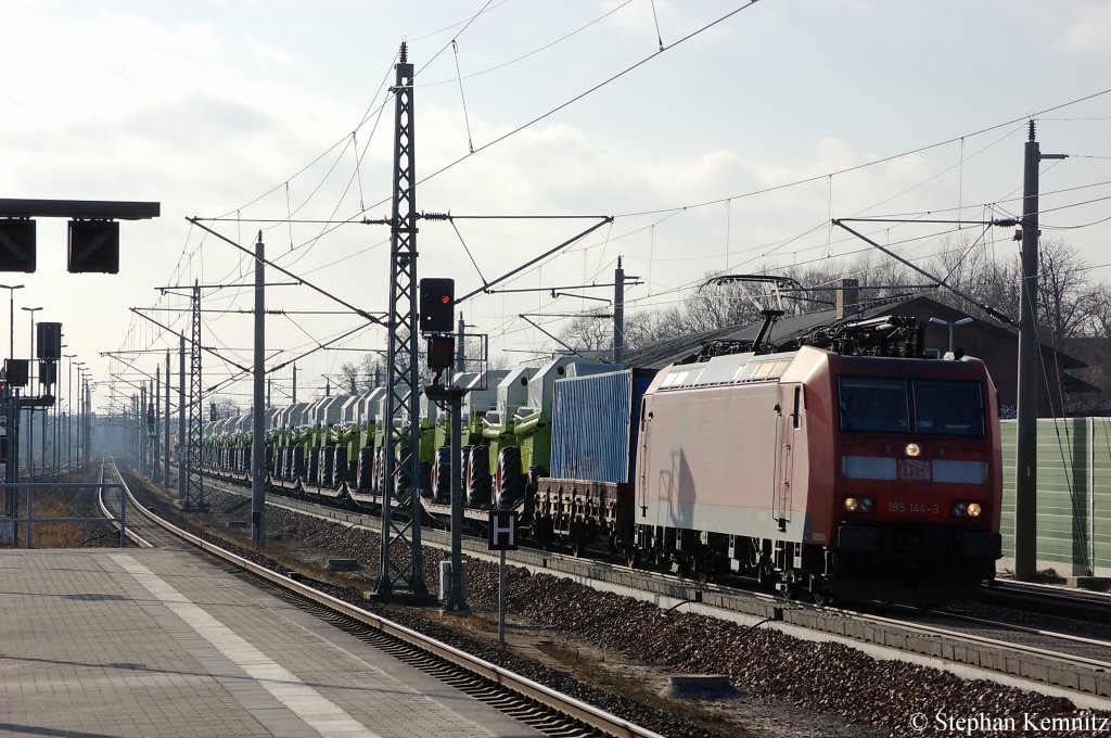 185 144-3 mit einem CLAAS Mhdrescher GZ in Rathenow in Richtung Wustermark unterwegs. 05.03.2011