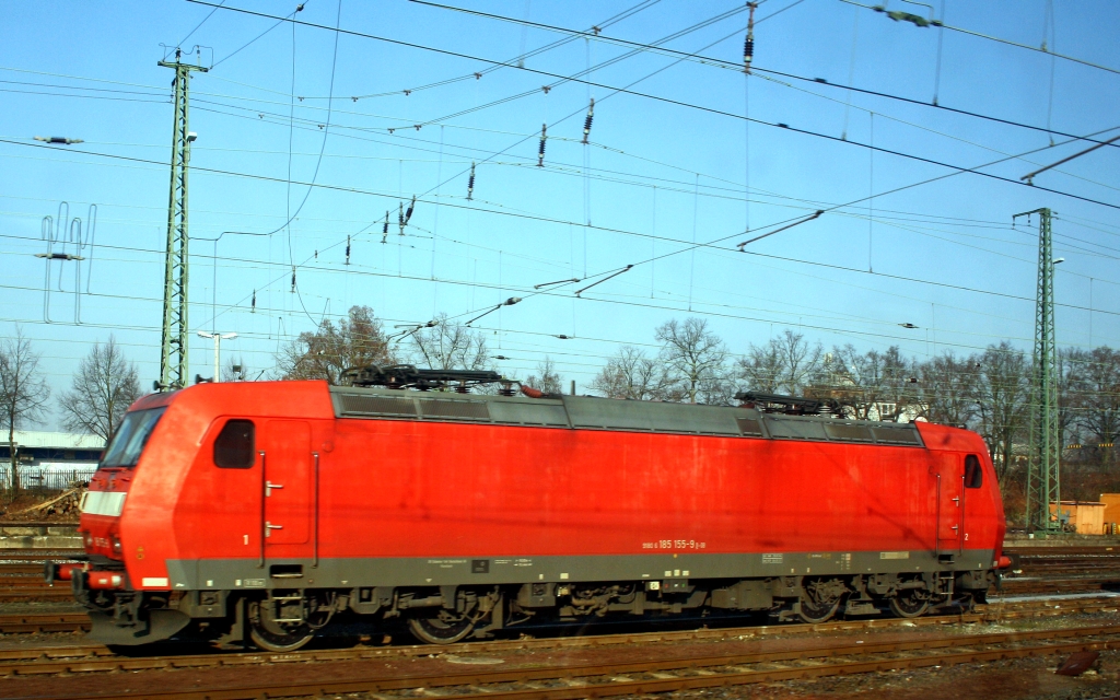 185 155-9 abgestellt am 30.01.2011 in Gieen, aufgenommen aus fahrendem Zug.