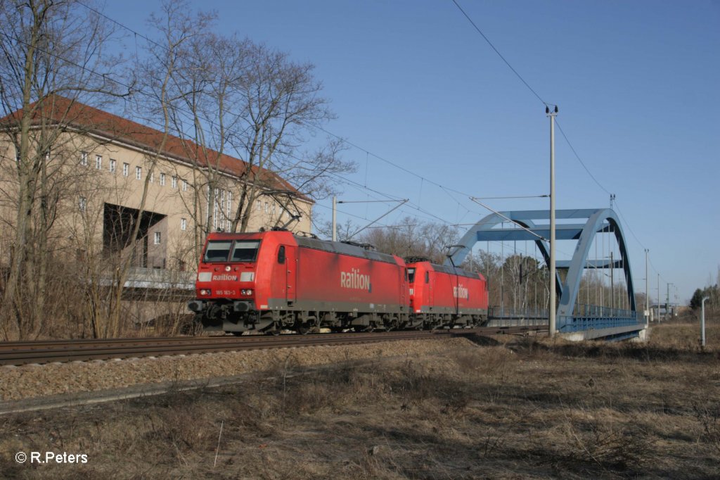 185 163 und eine Schwester Maschine verlassen Eisenh�ttenstadt. 07.03.11