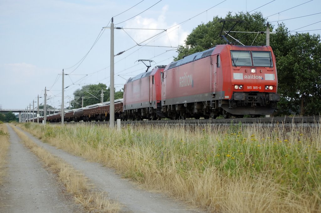 185 185-6 und ihre Schwesterlok 185 261-5 in Doppeltraktion wohl mit einem schweren Schwelleng�terzug zwischen Gro�wudicke und Rathenow in Richtung Stendal. 27.07.2010