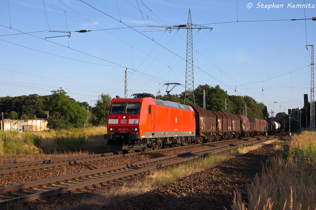 185 187-2 DB Schenker Rail Deutschland AG mit einem gemischtem G�terzug aus Seddin in Satzkorn und fuhr in Richtung Priort weiter. 01.08.2013