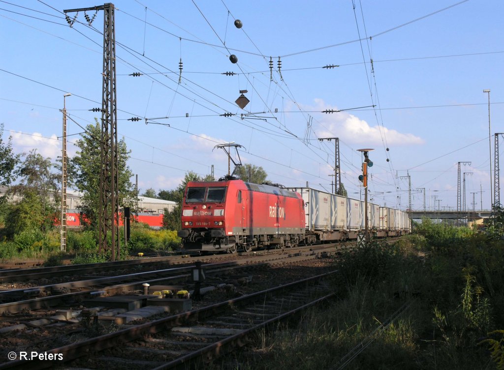 185 199-7 verl�sst Regensburg Ost mit den Hellmann Ganzzug. 27.08.09
