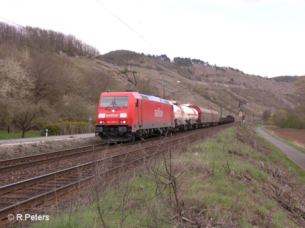 185 208-6 zieht ein kurzen gemischten G�terzug durchs Maintal bei Gambach. 12.04.08