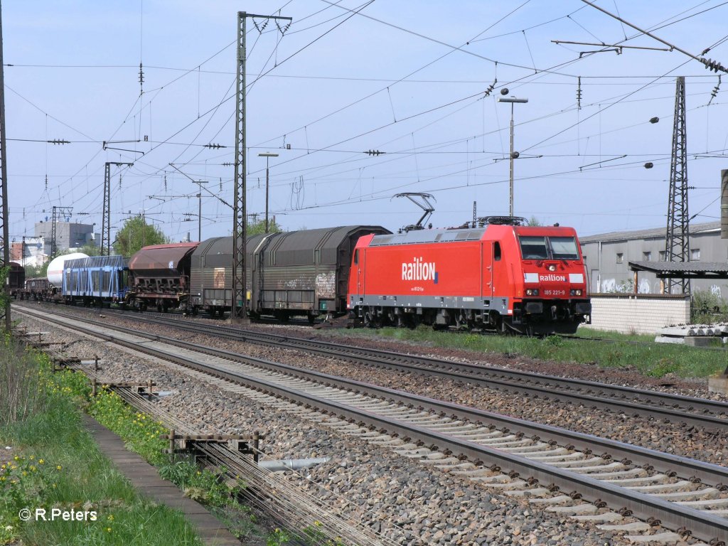 185 221-9 f�hrt in Regensburg Ost mit einem gemischten G�terzug ein. 29.04.10