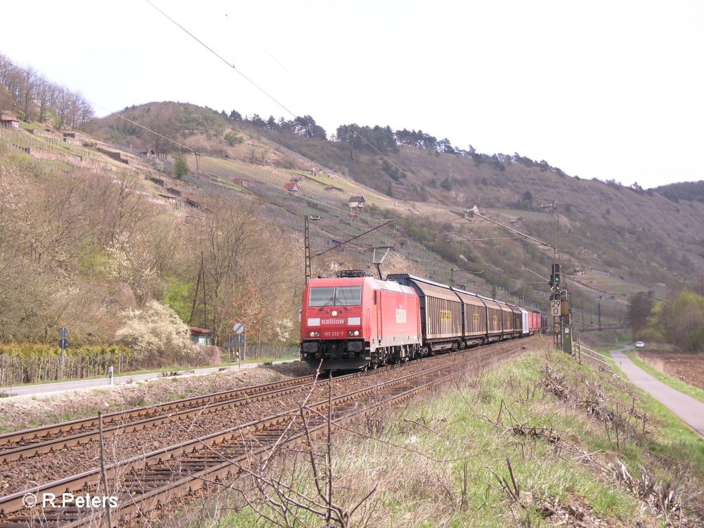 185 222-7 zieht ein kurzen gedeckten G�terzug durchs Maintals bei Gambach. 12.04.08