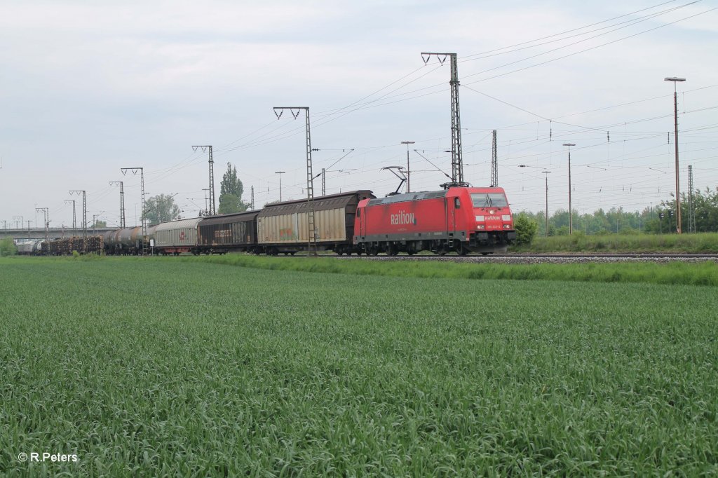 185 233-4 mit ein gemischten G�terzug nach Passau bei Regensburg Ost. 09.05.13