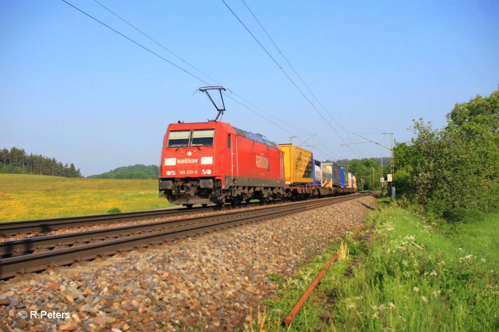 185 233-4 mit Wechselpritschenzug bei P�lling. 13.05.11