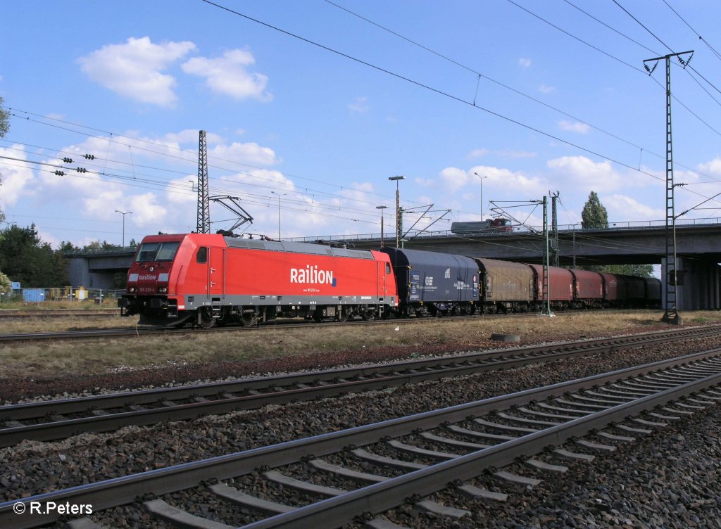 185 233-4 verl�sst Regensburg Ost mit ein Stahlzug. 27.08.09
