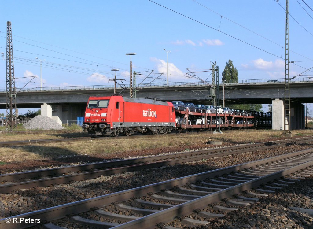 185 235-9 verl�sst Regensburg Ost mit ein BMW-Autozug. 27.08.09