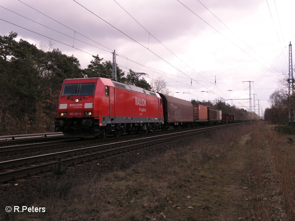 185 251-6 zieht bei Berlin-Friedrichshagen ein gemischten G�terzug. 19.03.08
