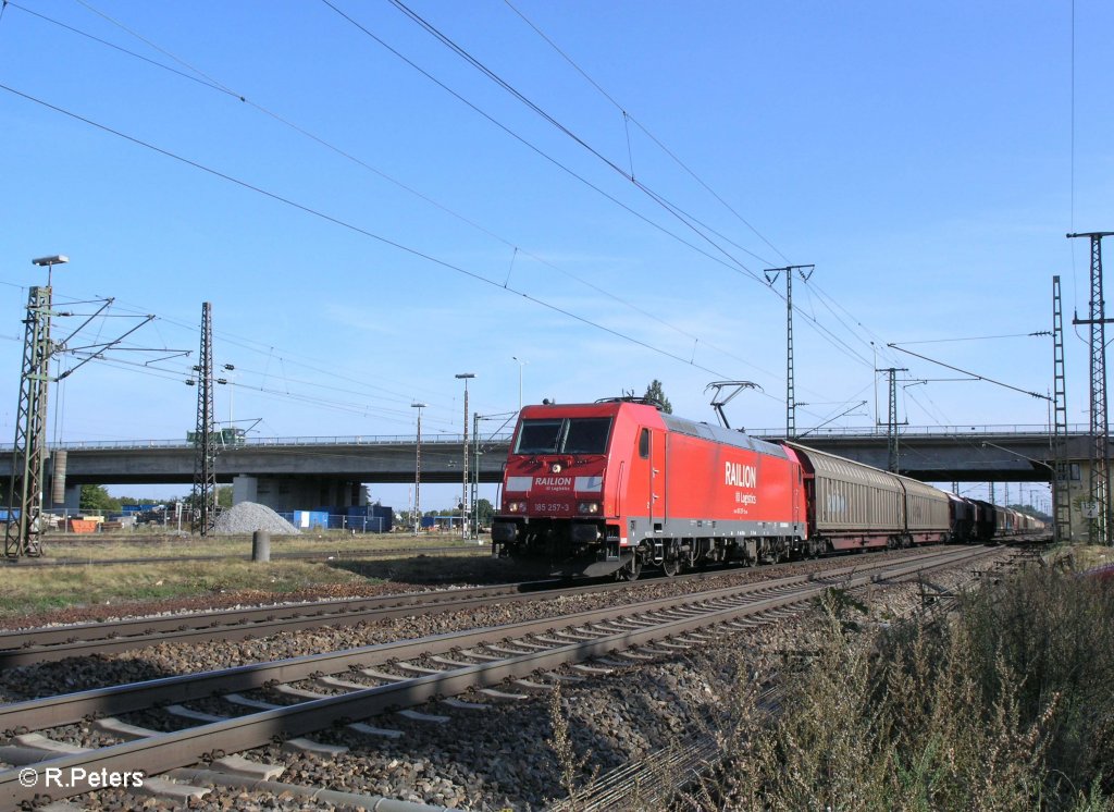185 257-3 zieht ein gemischten G�terzug an Regensburg Ost. 09.09.09