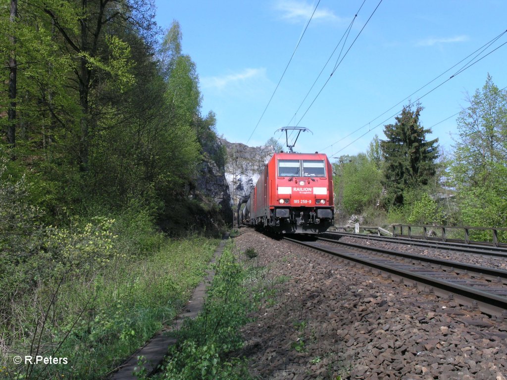 185 259-9 zieht in Doppeltraktion einen gemischten G�terzug. 29.04.10