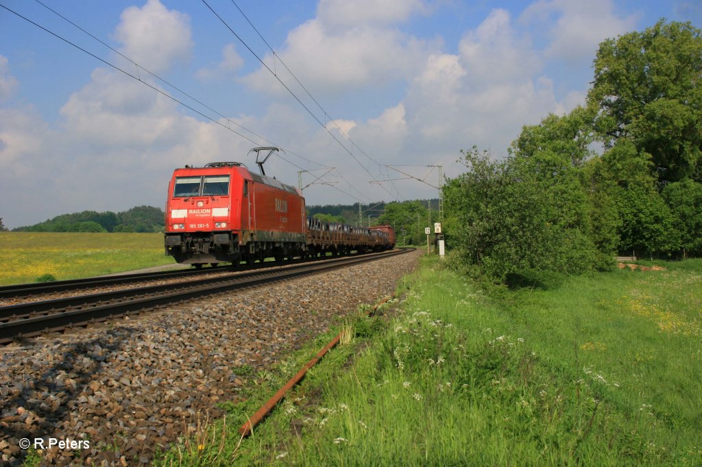 185 261-5 mit gemischten G�terzug bei P�lling. 13.05.11