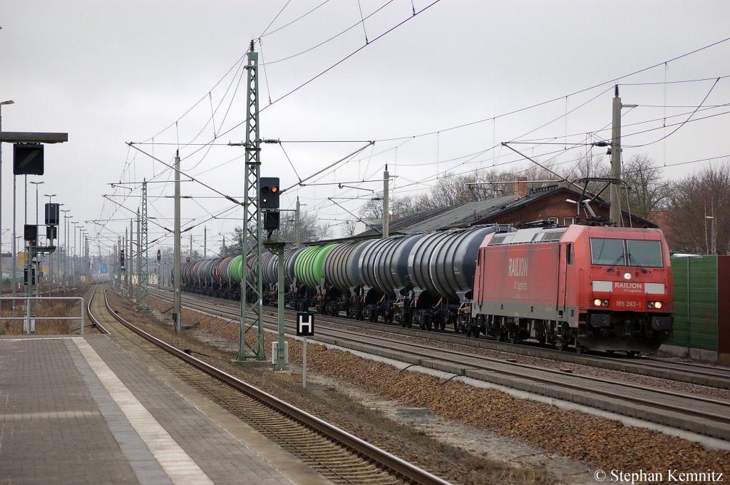 185 263-1 mit einem Kesselzug die mit Benzin oder Ottokraftstoffe bef�llt sind in Rathenow in Richtung Wustermark unterwegs. 05.03.2011