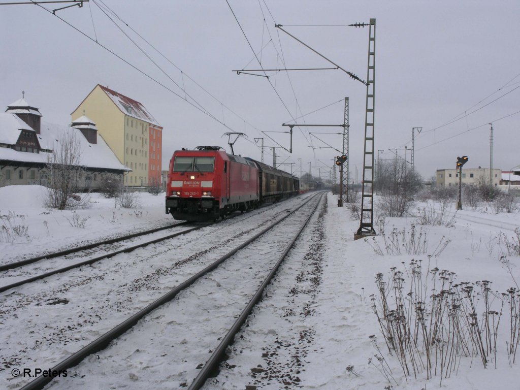 185 263-1 mit gemischten G�terzug nach Passau in Obertraubling. 30.12.10