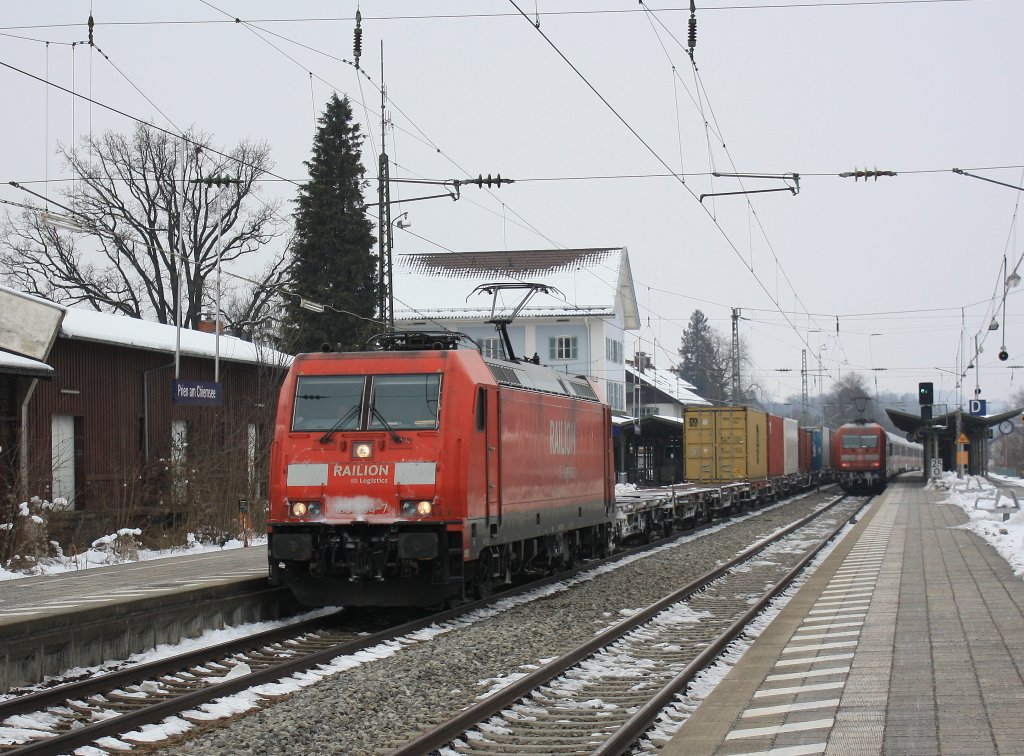 185 264-7 von  Railion  durchfhrt am 25. Februar 2013, mit einem Containerzug,
den Bahnhof von Prien am Chiemsee.