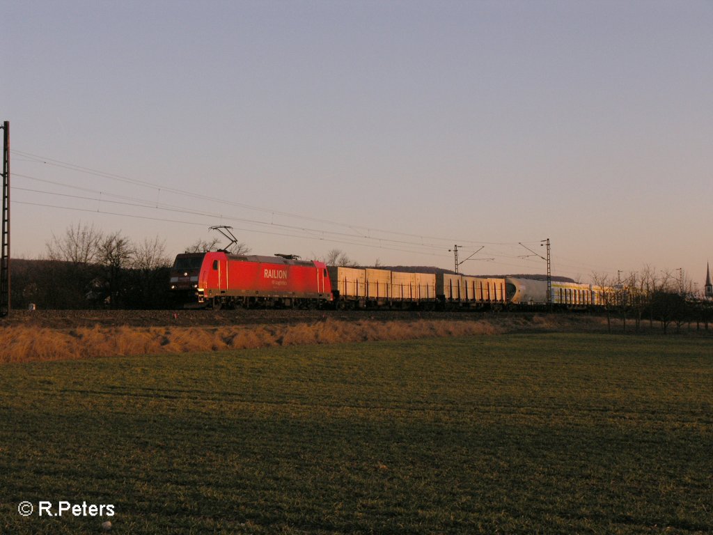 185 271-4 zieht ein gemischten G�terzug bei Th�ngersheim. 16.02.08
