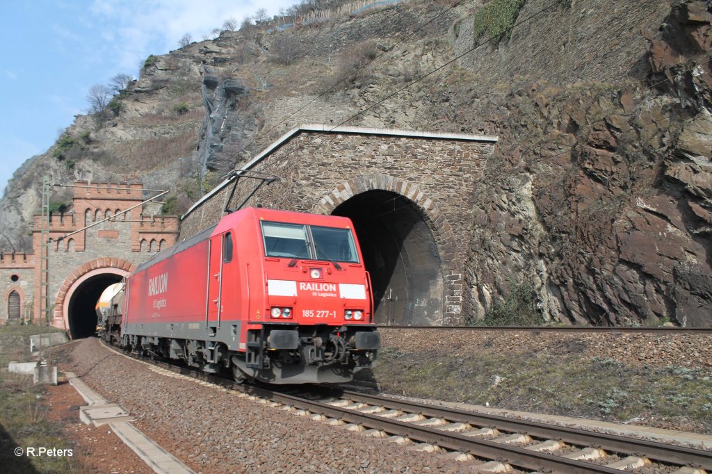 185 277-1 verl�sst den Rossstein-Tunnel mit einem gemischten G�terzug. 08.03.13