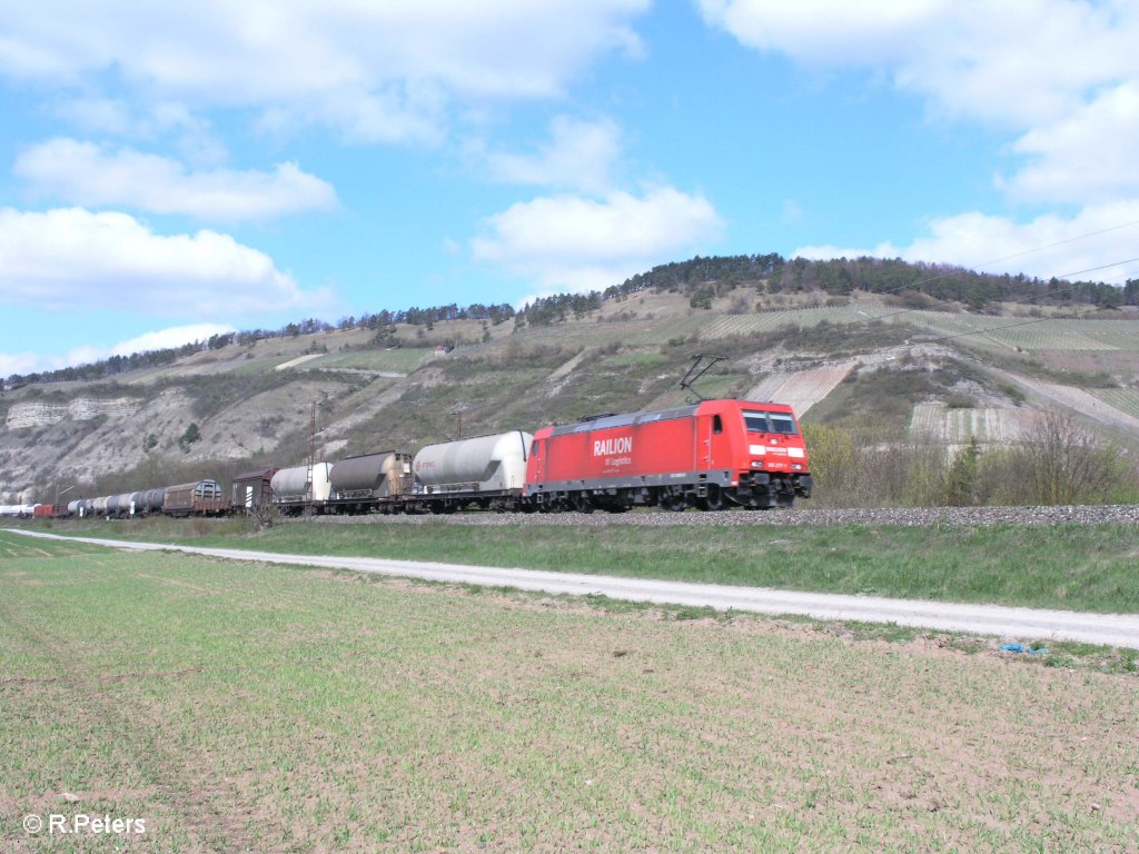185 277-1 zieht ein gemischten G�terzug bei Th�ngersheim. 10.04.10