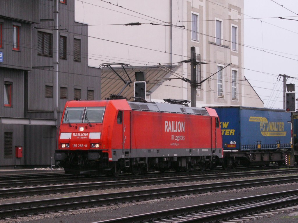 185 288-8 mit KLV zug steht am 14.07.2012 in Linz Hbf.