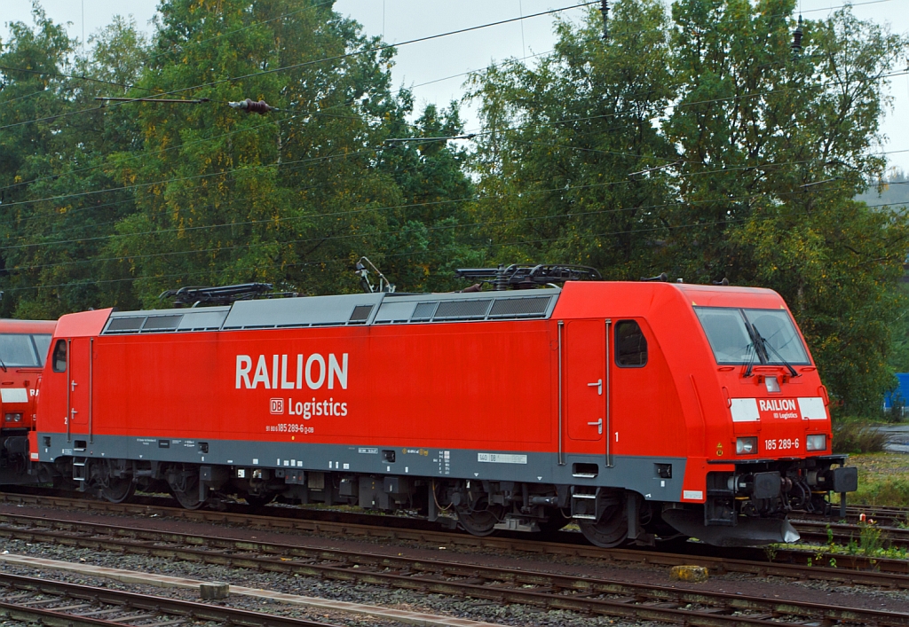 185 289-6 der DB Schenker Rail abgestellt am 06.10.2012 in Kreuztal. Die Baureihe 185.2 ist eine Bombardier TRAXX2, genau eine TRAXX F140 AC2. Insgesamt sind heute ber 1200 Lokomotiven der TRAXX-Typenfamilie von europischen Bahngesellschaften im Einsatz oder bestellt.