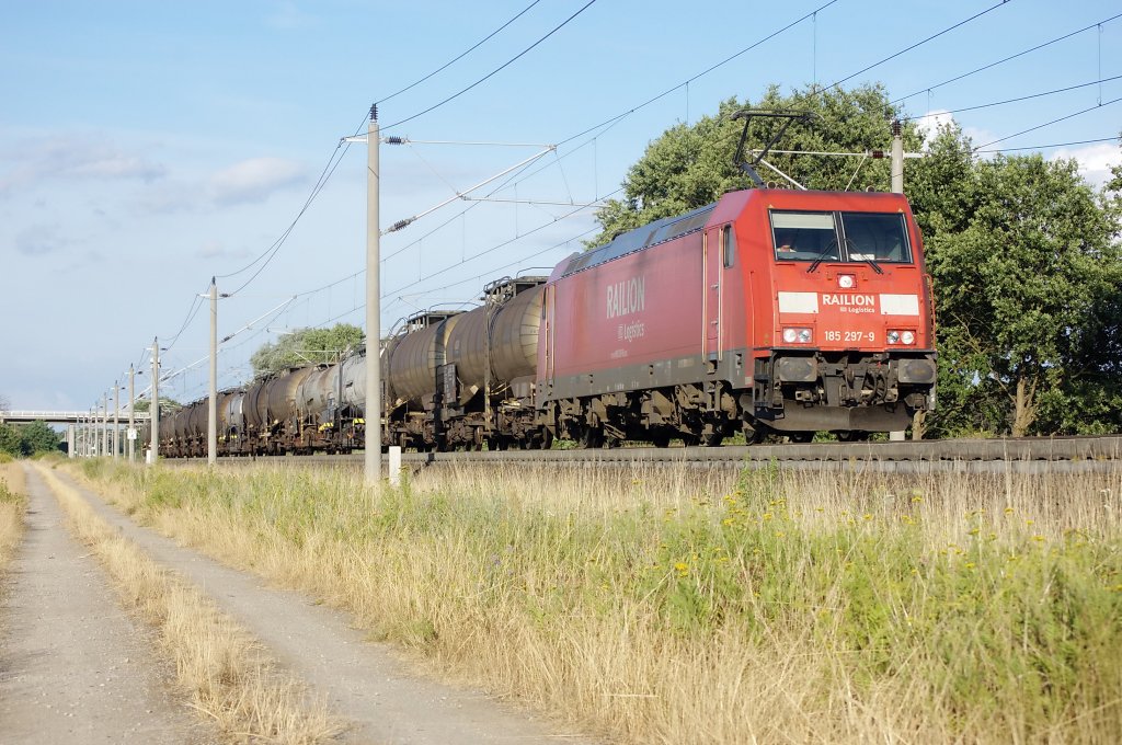 185 297-9 mit einem Kesselzug zwischen Gro�wudicke und Rathenow in Richtung Stendal. 25.07.2010