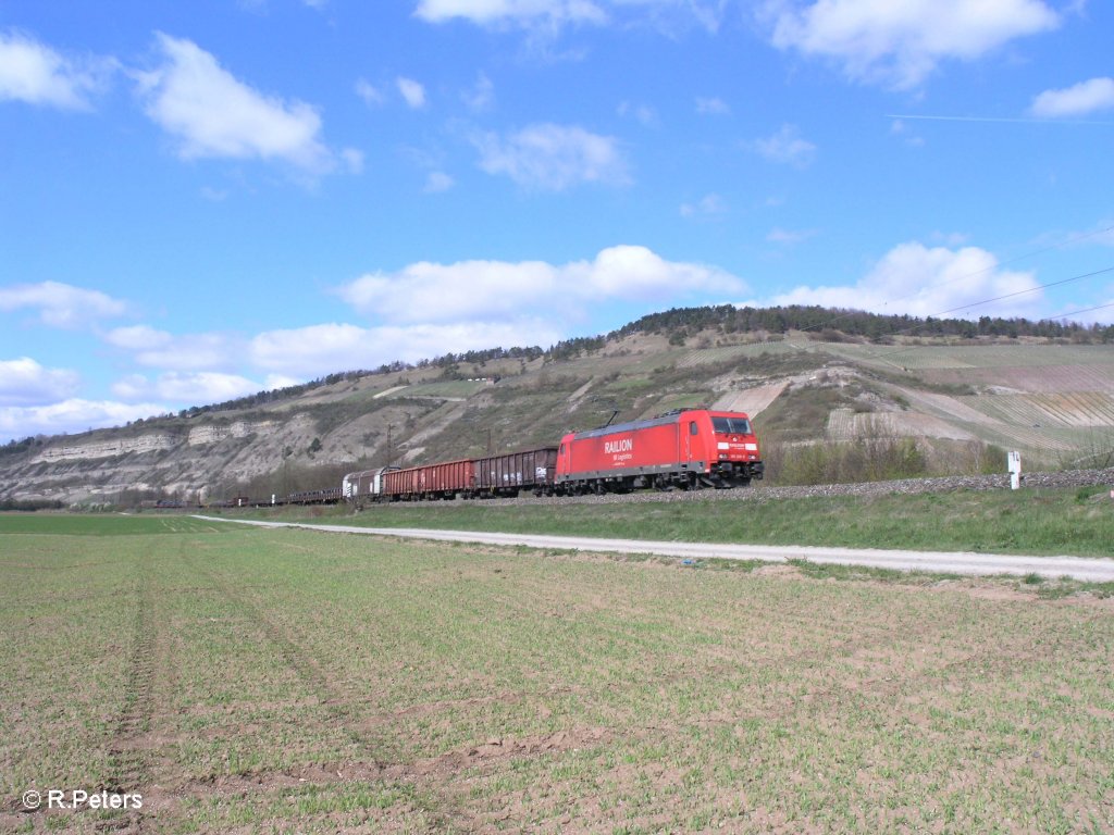 185 299-5 zieht ein gemischten G�terzug durchs Maintal bei Th�ngersheim.10.04.10