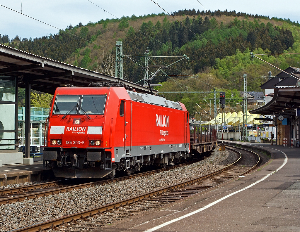 185 303-5 der DB Schenker Rail, fhrt am 30.04.2012 mit gem. Gterzug durch den Bahnhof Betzdorf/Sieg in Richtung Kln.