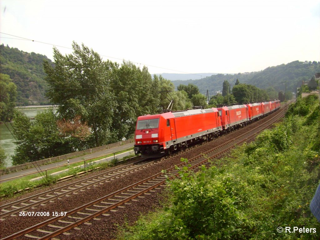 185 305-9 �berf�hrt bei Bacharach ein Lokzug. 26.07.08