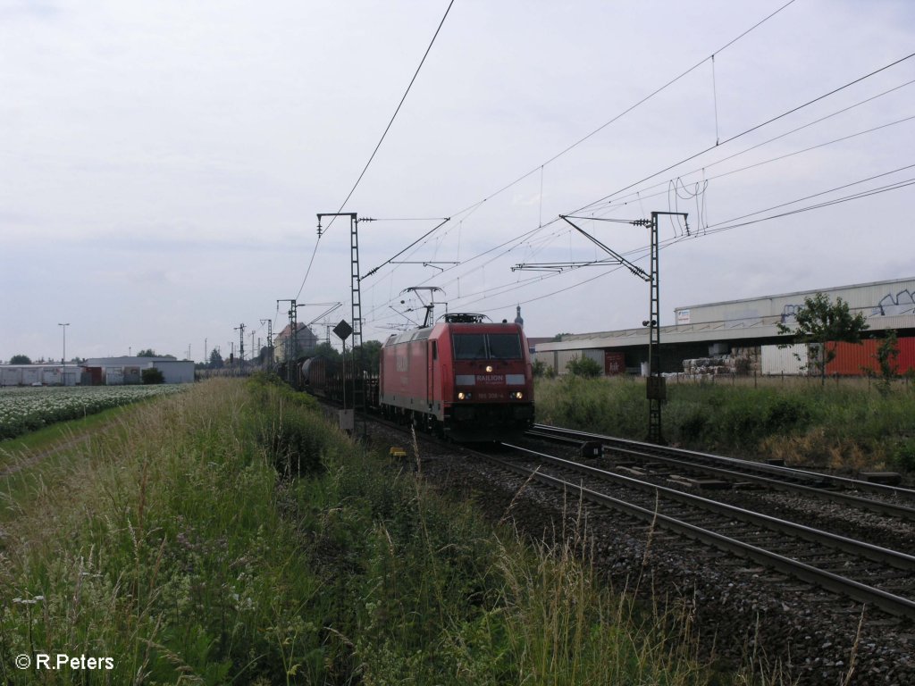 185 308-4 zieht bei Obertraubling ein gemischten G�terzug. 20.06.09