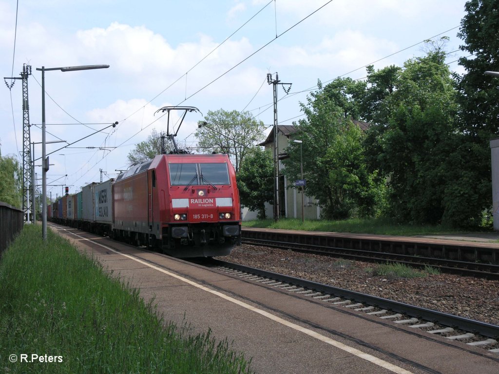 185 311-8 zieht ein Containerzug durch Regensburg-Pr�fering. 09.05.09