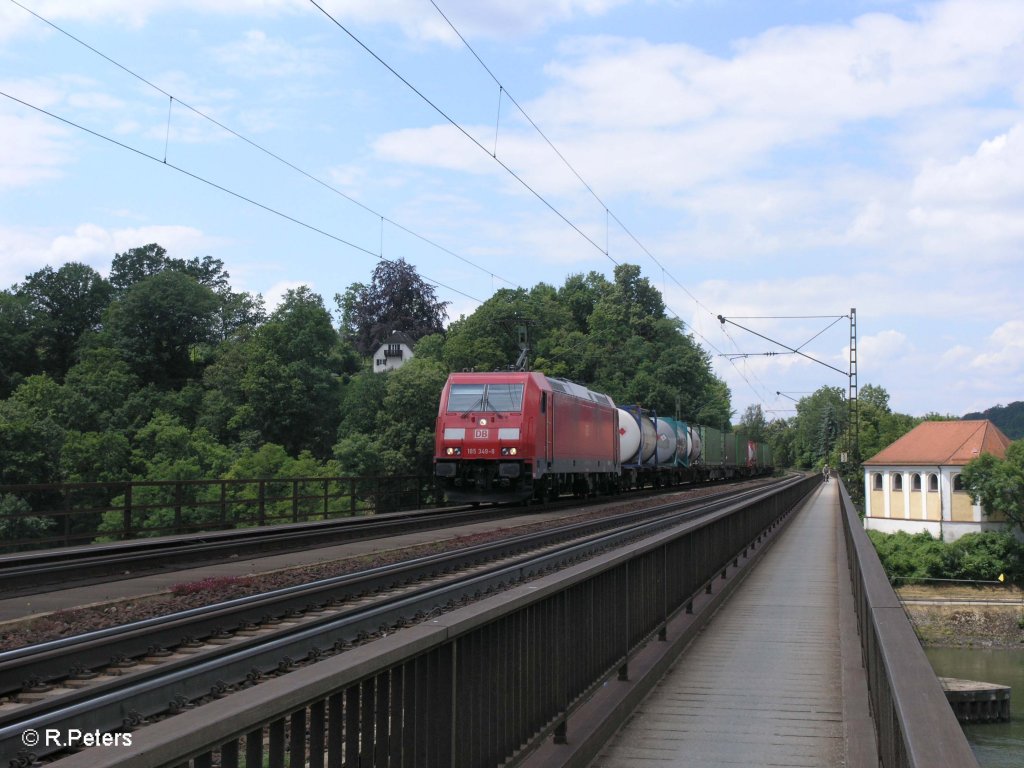 185 349-8 zieht ein Intermodalzug �ber die Donaubr�cke bei Regensburg-Pr�fering. 20.06.09