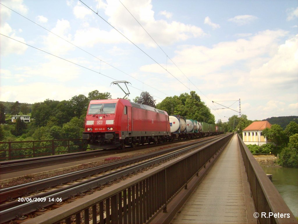 185 349-8 zieht ein Intermodalzug �ber die Donaubr�cke bei Regensburg HBf-Pr�fering. 20.06.09