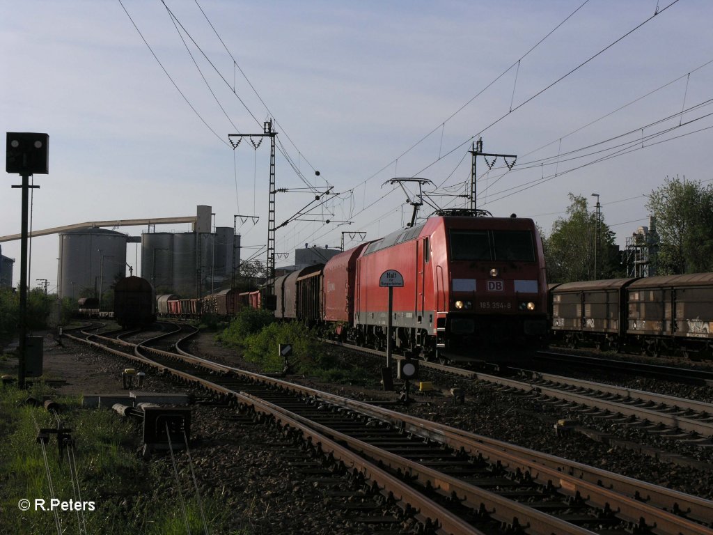 185 354-8 verl�sst Regensburg mit einem gemischten G�terzug. 29.04.10