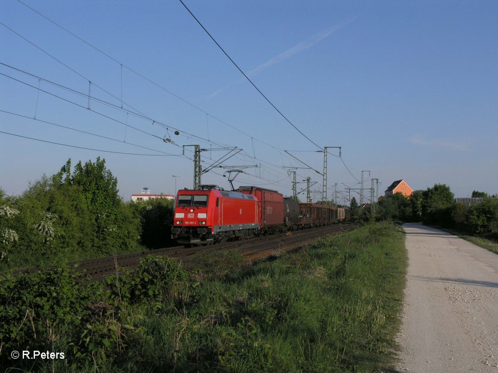 185 357-1 mit gemischten G�terzug bei Obertraubling. 07.05.11