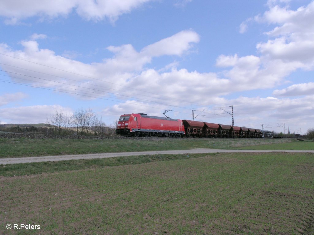 185 365 zieht ein gemischten G�terzug durchs Maintal bei Th�ngersheim. 10.04.10