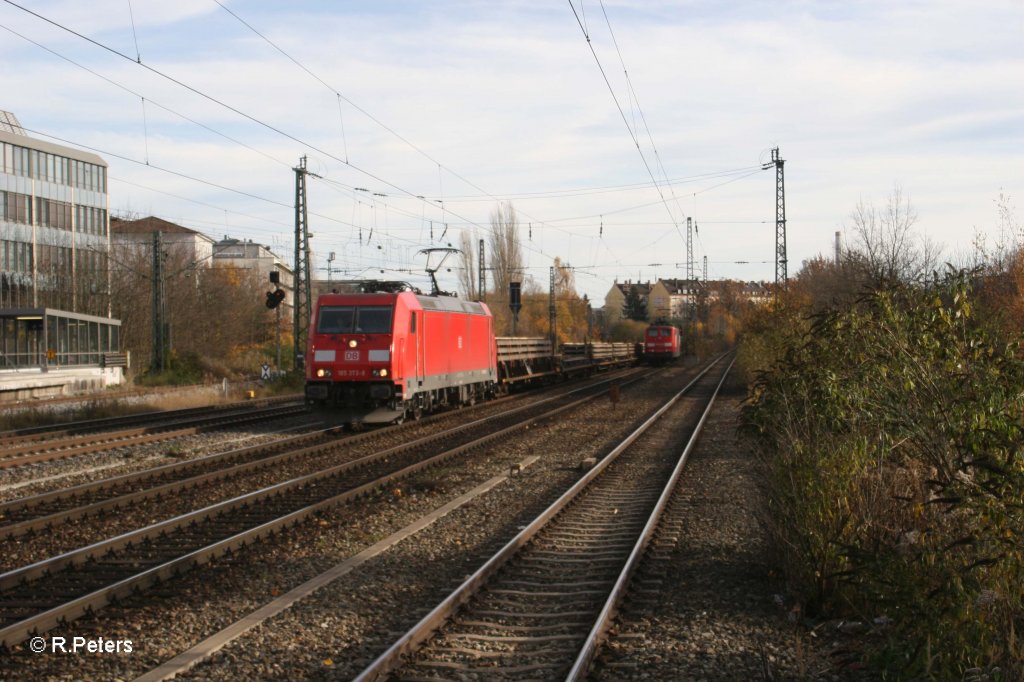 185 373-8 mit einem Schwellenzug am Heimeranplatz in M�nchen. 04.11.10