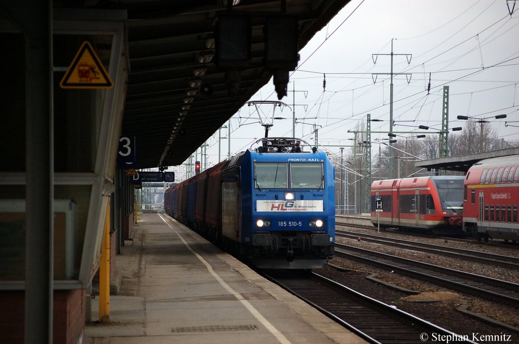 185 510-5 der HLG mit einem leeren Holzzug in Berlin Sch�nefeld Flughafen in Richtung Gr�nauer Kreuz. 18.01.2011