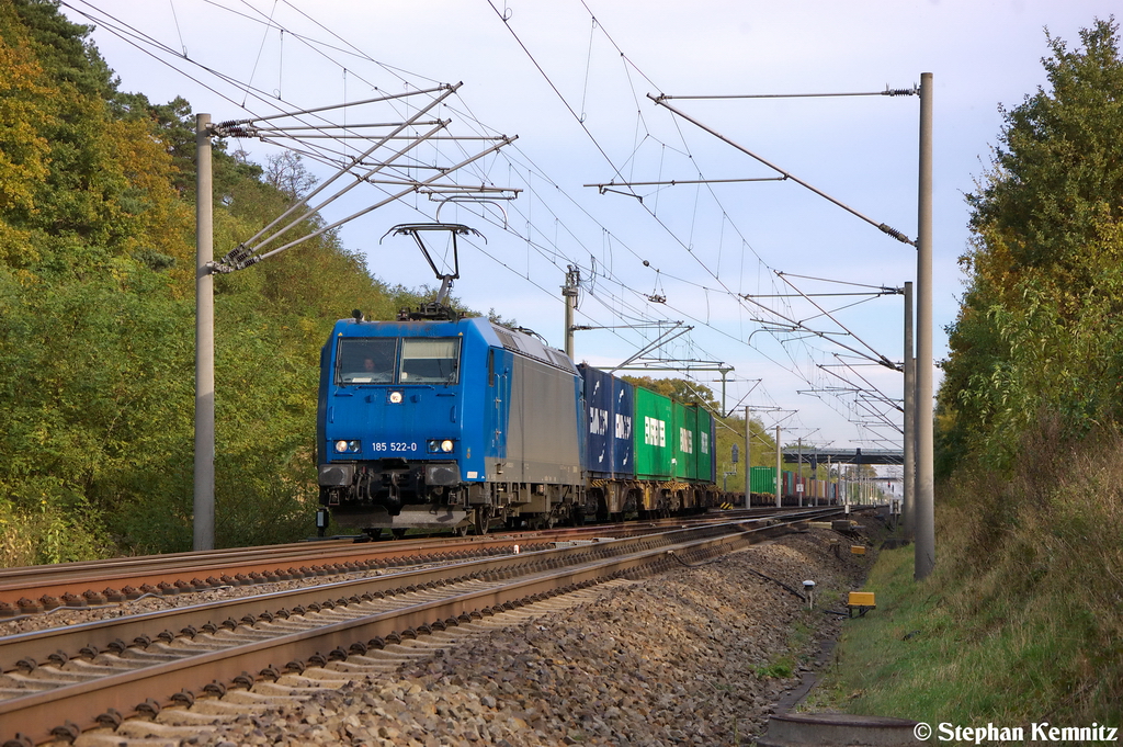 185 522-0 Alpha Trains f�r ITL Eisenbahn GmbH mit einem Containerzug, bei der Ausfahrt aus dem Bahnhof Nennhausen und fuhr in Richtung Rathenow weiter. Netten Gru� an den Tf! 18.10.2012