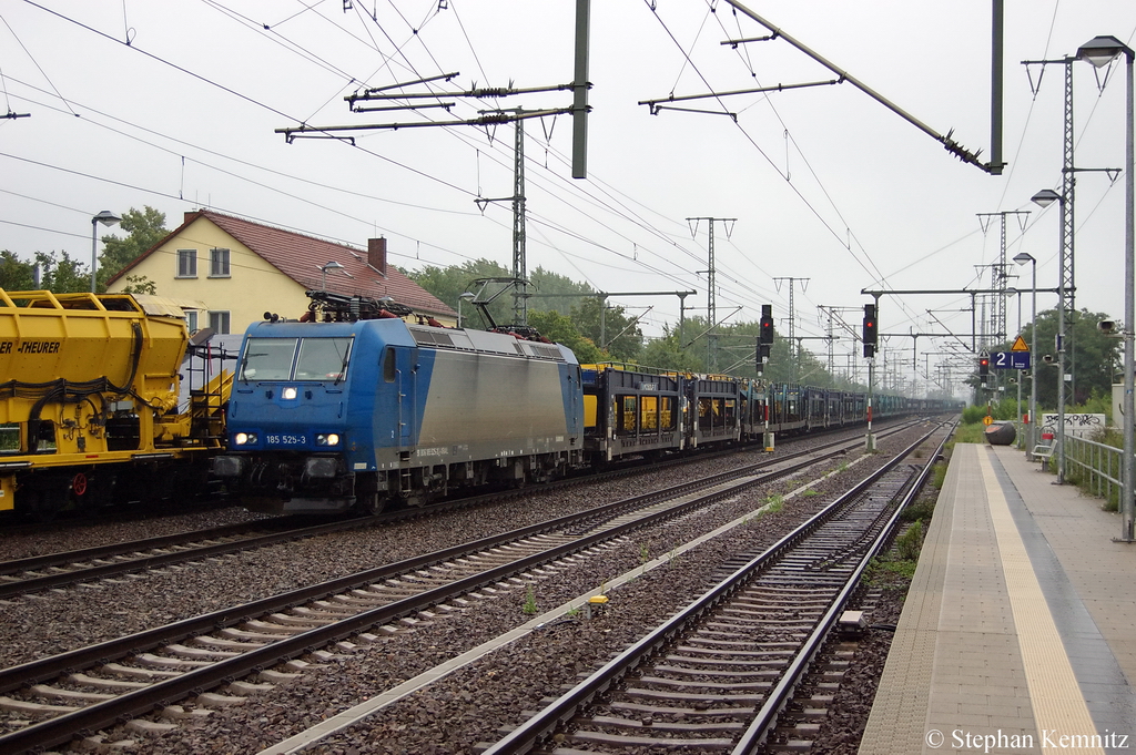 185 525-3 Alpha Trains in Dienst fr Crossrail mit leeren Autotransportzug in Golm Richtung Priort unterwegs. 30.07.2011