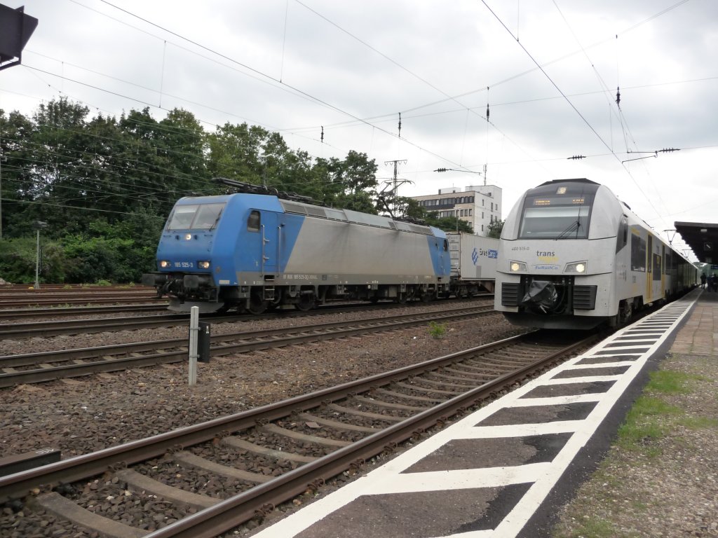 185 525 (Besitzer/Mieter unbekannt) neben 460 015 der MRB am 08.08.2012 in K�ln-West.