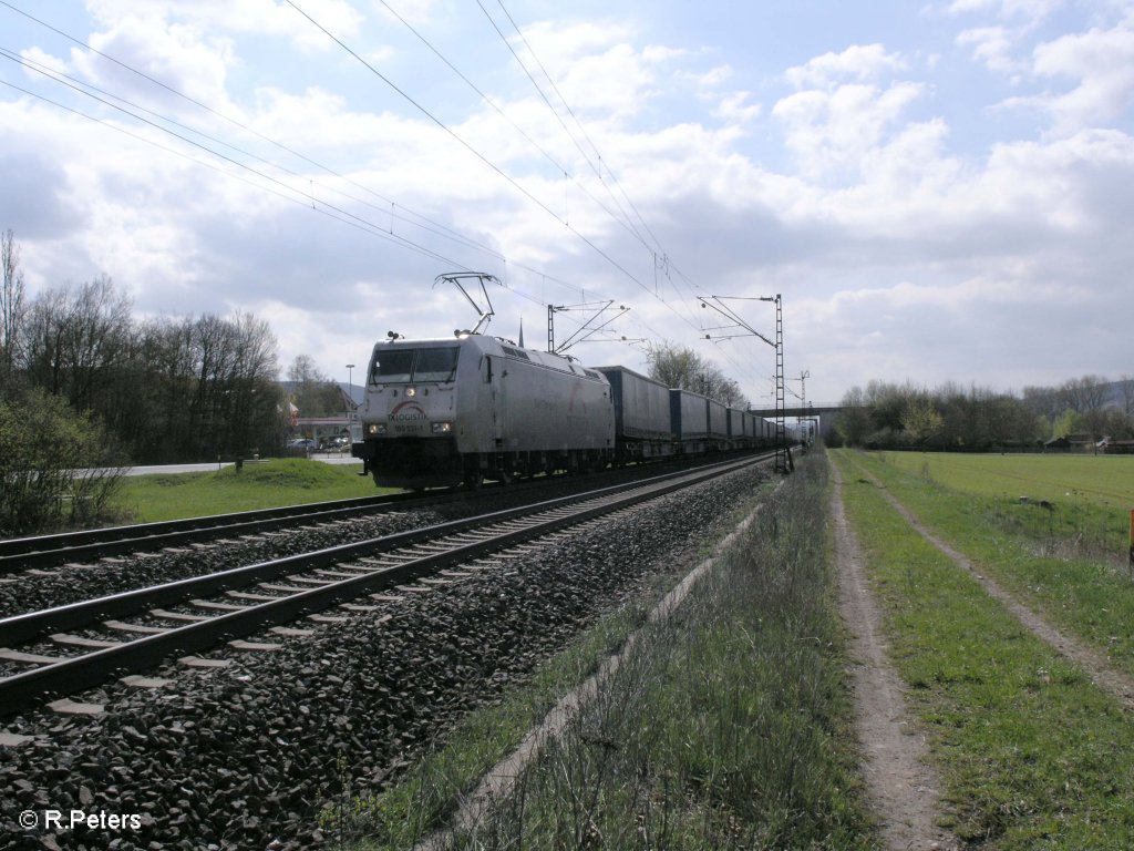 185 531-1 zieht ein Wechselpritschenzug bei Th�ngersheim. 10.04.10
