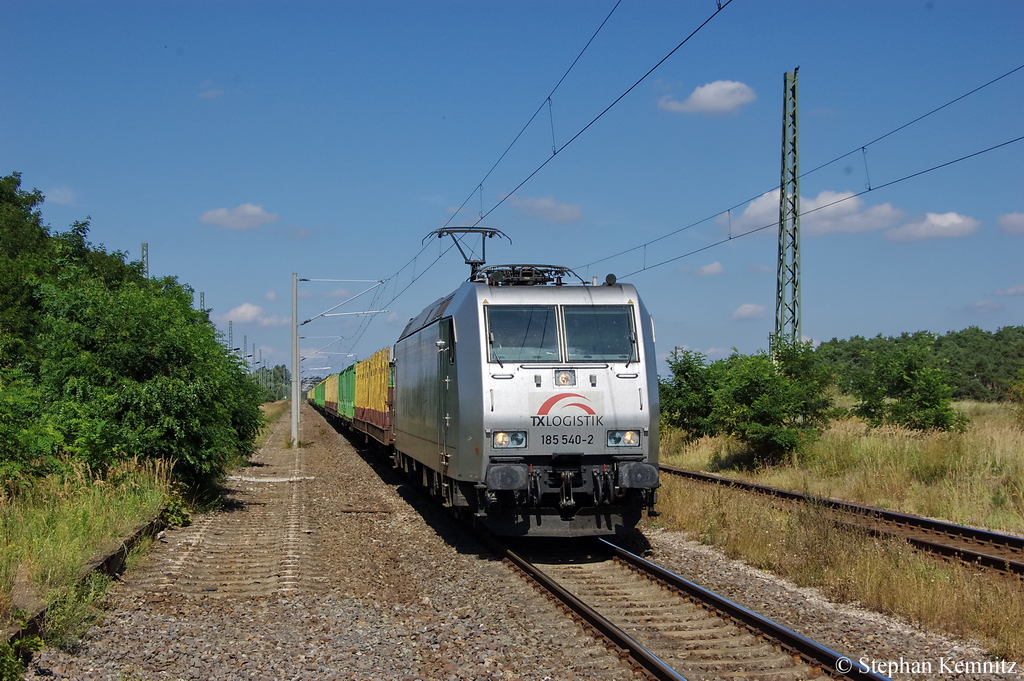 185 540-2  Kassler Huskies  der TX Logistik AG im Dienst fr die Raildox GmbH & Co. KG. Sie hat ihre Wochenendpause in Stendal beendet und ist mit einem leeren Holzzug in Demker und fuhr in Richtung Magdeburg weiter. 22.08.2011