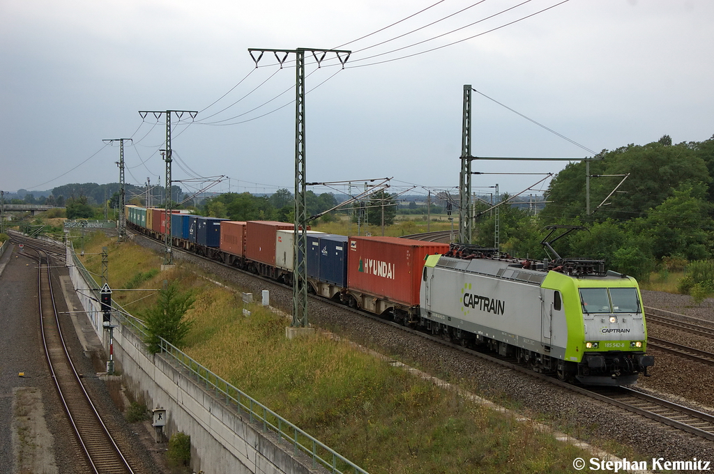 185 542-8 Captrain Deutschland GmbH f�r ITL Eisenbahn GmbH mit einem Containerzug aus Hamburg in Stendal Ortsteil Wahrburg. 07.09.2012
