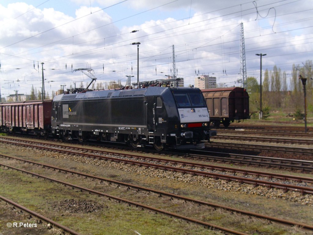 185 544-4 steht mit einem Kalkzug in Eisenh�ttenstadt und wartet auf die Weiterfahrt. 21.04.10