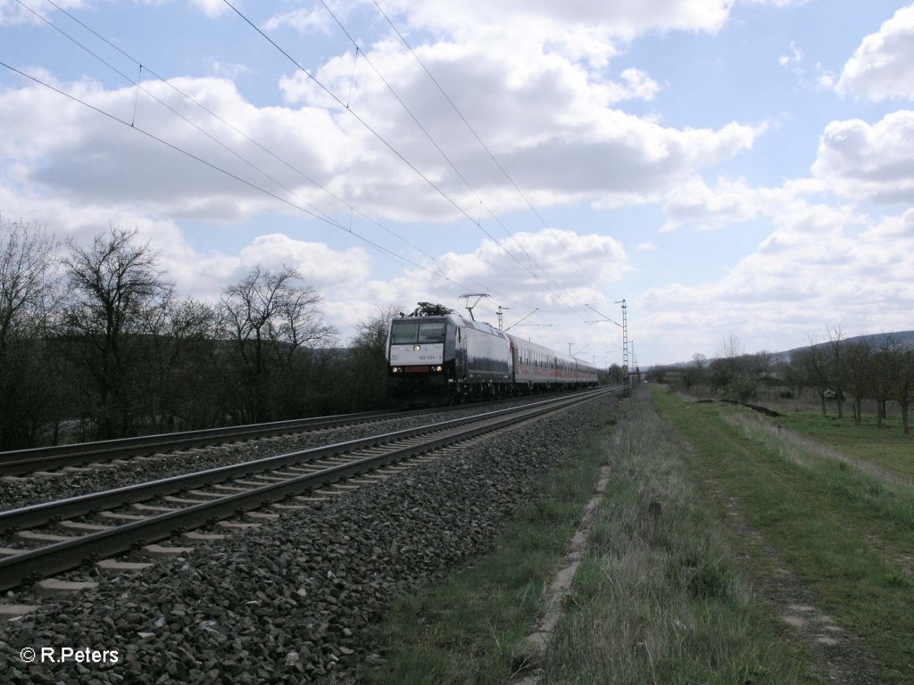185 554-3 zieht bei Th�ngersheim den Re 4612 nach Frankfurt/Main. 10.04.10