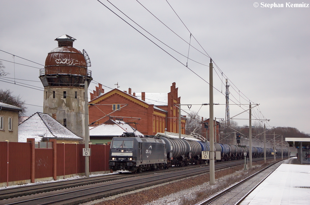 185 566-7 MRCE Dispolok GmbH fr CFL Cargo Deutschland GmbH mit einem Kesselzug  Dieselkraftstoff oder Gasl oder Heizl (leicht)  in Rathenow und fuhr in Richtung Stendal weiter. 18.01.2013