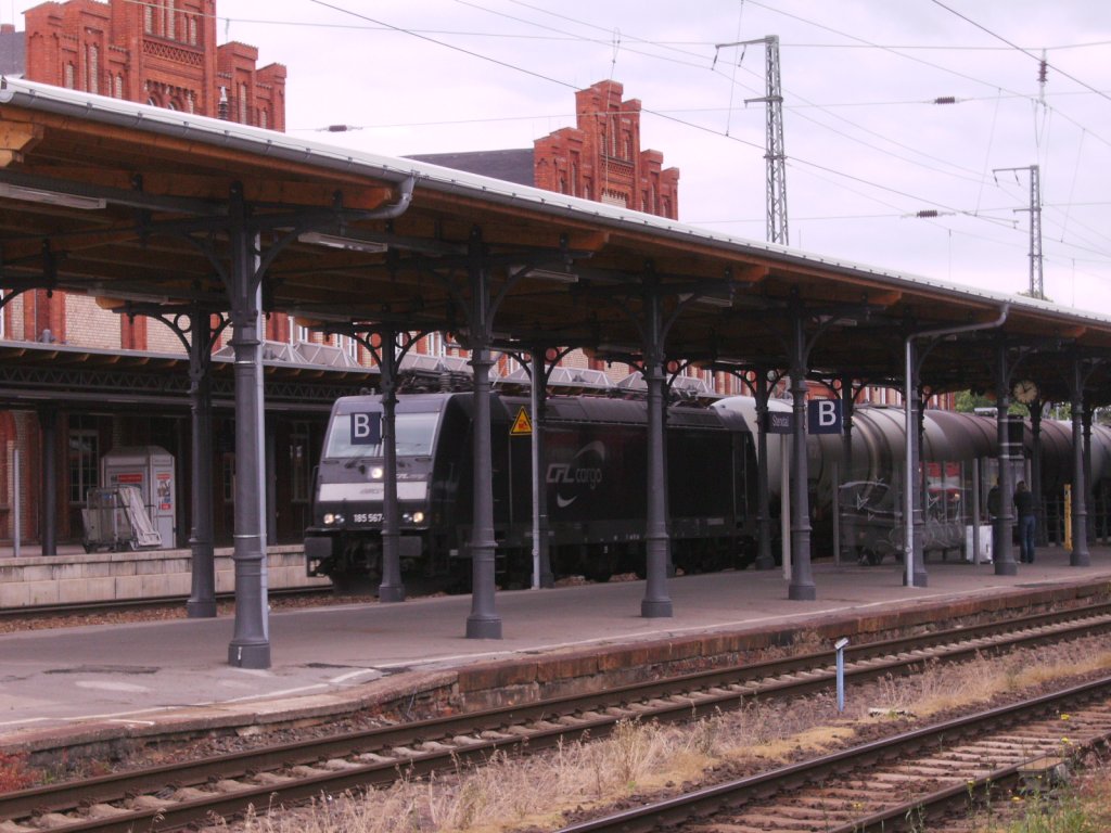 185 567 kam mit Kesselzug am 05.06.2012 durch Stendal Gleis 2.