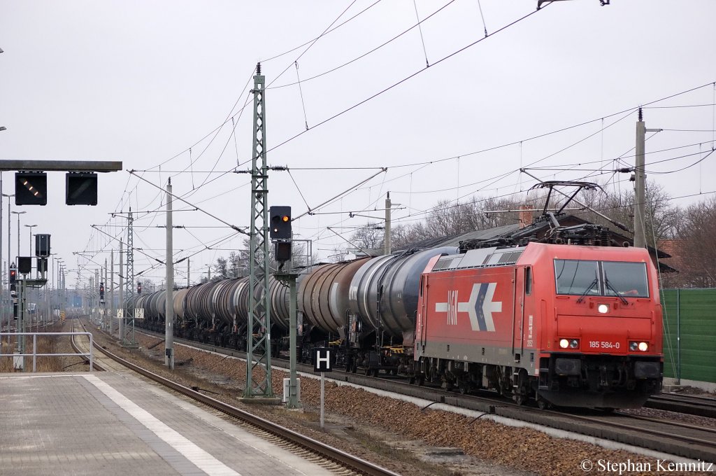 185 584-0 (HGK 2052) mit Kesselzug in Rathenow in Richtung Wustermark unterwegs. 18.03.2011